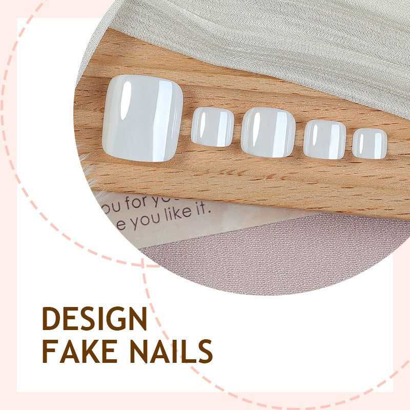 Künstliches Nagel-Set mit eleganten French-Tips Brehn