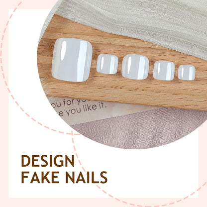 Künstliches Nagel-Set mit eleganten French-Tips Brehn