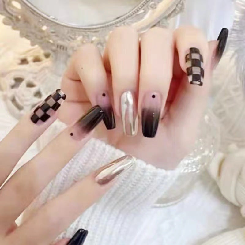 Kunstnagelset mit grafischen Mustern und elegantem Finish Brehn