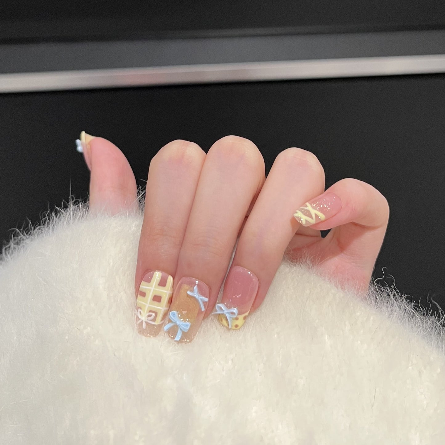 Dekorative Press-On Nagelkunst-Set mit charmantem Schleifen- und Musterdesigns Brehn