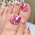 Kunstvolle Fußnagelkunst mit bunten geometrischen Designs Brehn