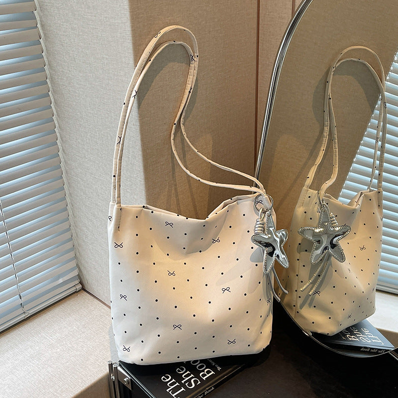 Lässige gepunktete Schultertasche