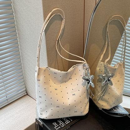 Lässige gepunktete Schultertasche