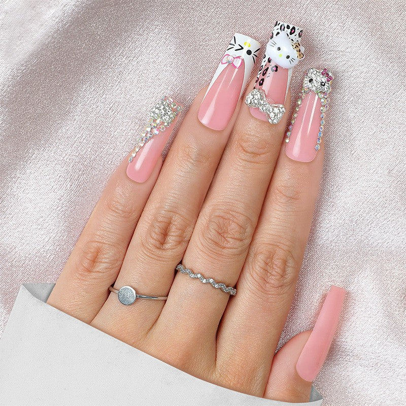 Glamouröses Kunstnagelset mit funkelnden Strassverzierungen und kreativen Tiermotiven Brehn