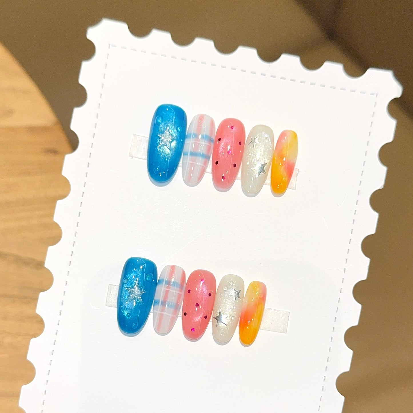 Kreatives Kunstnagelset mit Glitzer- und Sternendesign Brehn