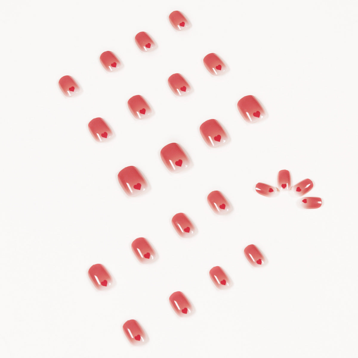 Kunstvolle Nageldesigns mit romantischen Herzmotiven Brehn