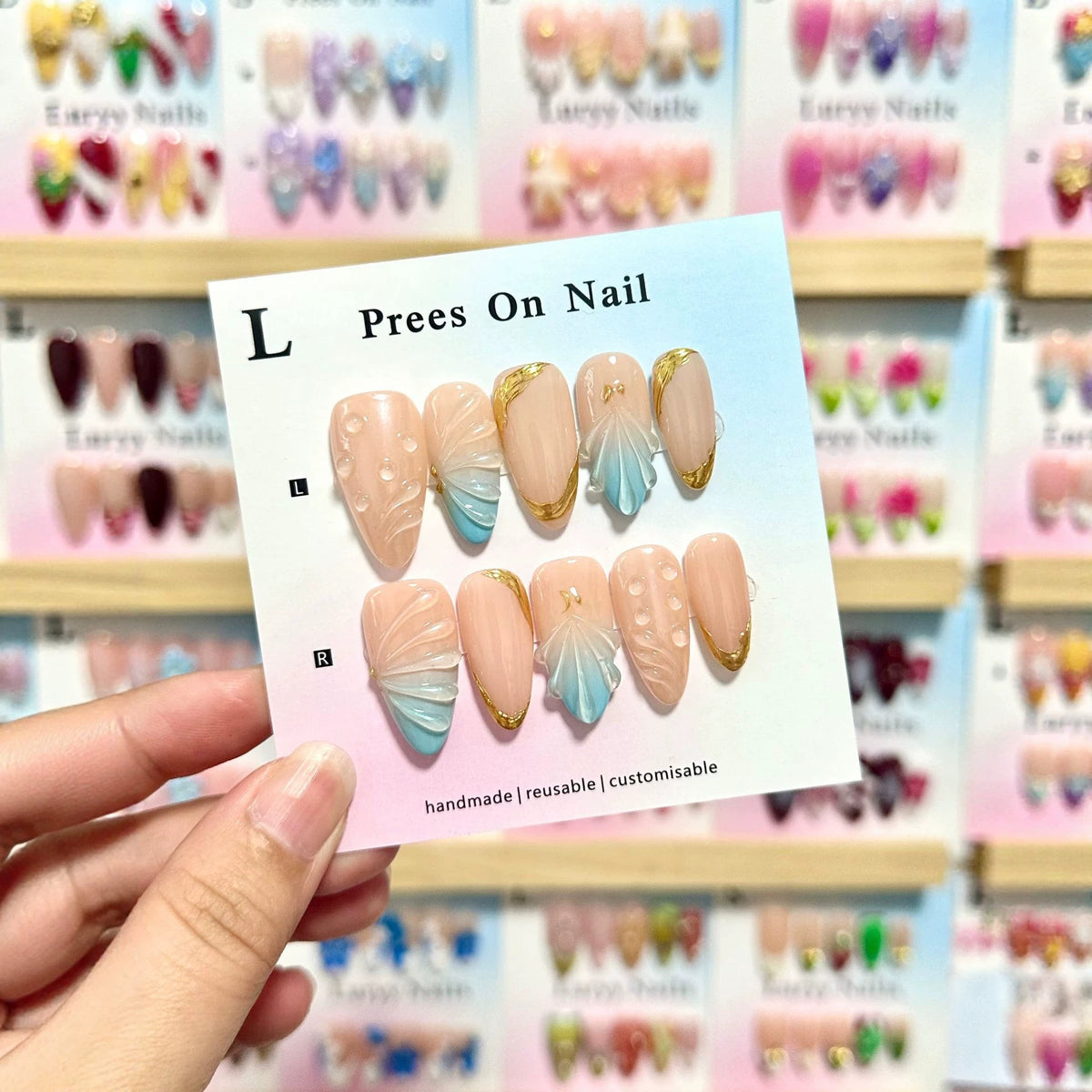 Künstlerisches Press-On Nagelkunst Set mit goldenen Akzenten