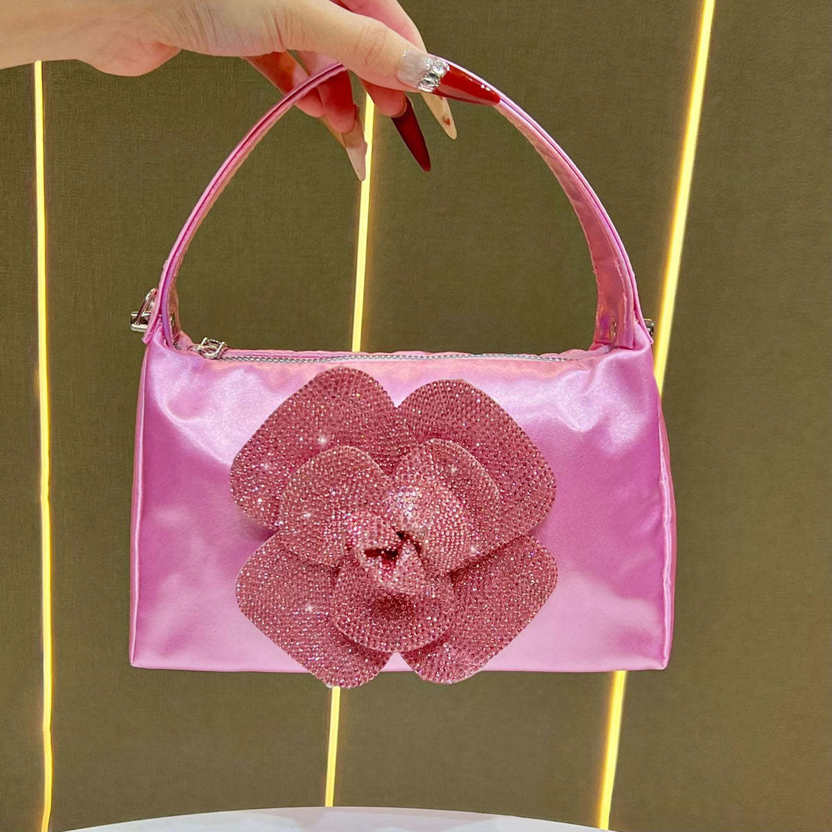 Blumenverzierter Handtasche
