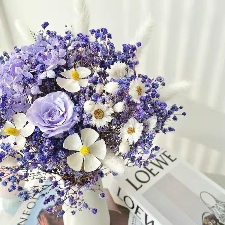 Getrocketer Blumenstrauß mit eleganten gelben Akzenten