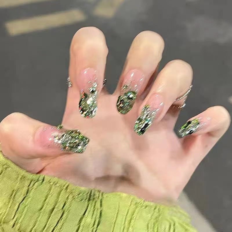Glitzernde Kunstnägel im modernen Design Brehn