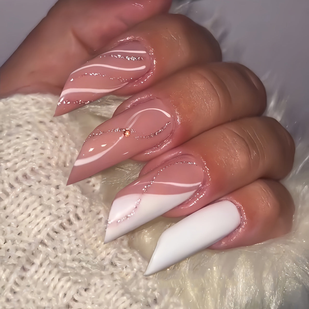 Elegante Stiletto Press-On Nagelkunst mit einzigartigen Designs Brehn