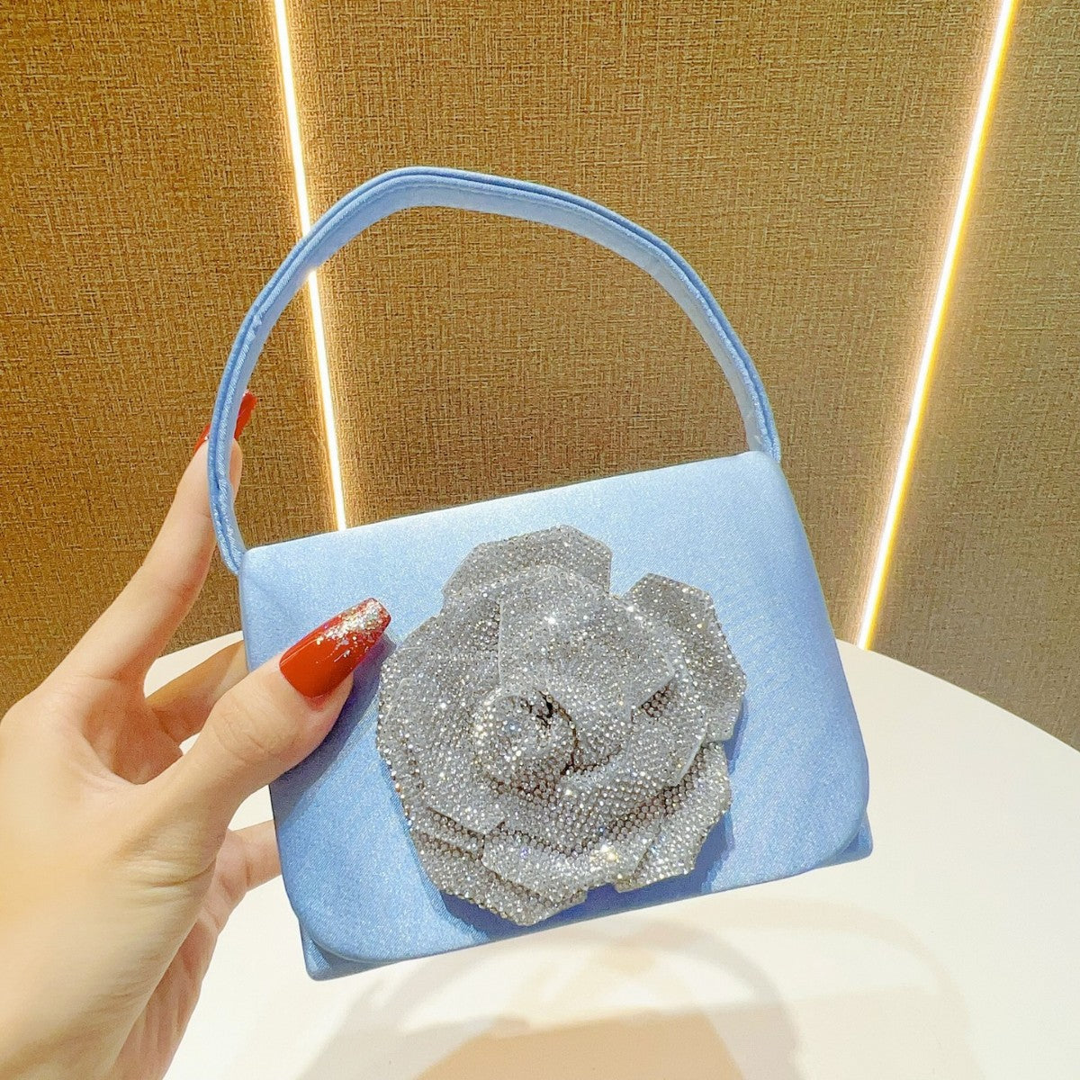 Elegante Satinkleid Abendtasche