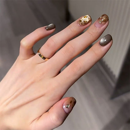 Kunstvolle Nagelkunst mit Glitzerakzenten und elegantem Design Brehn