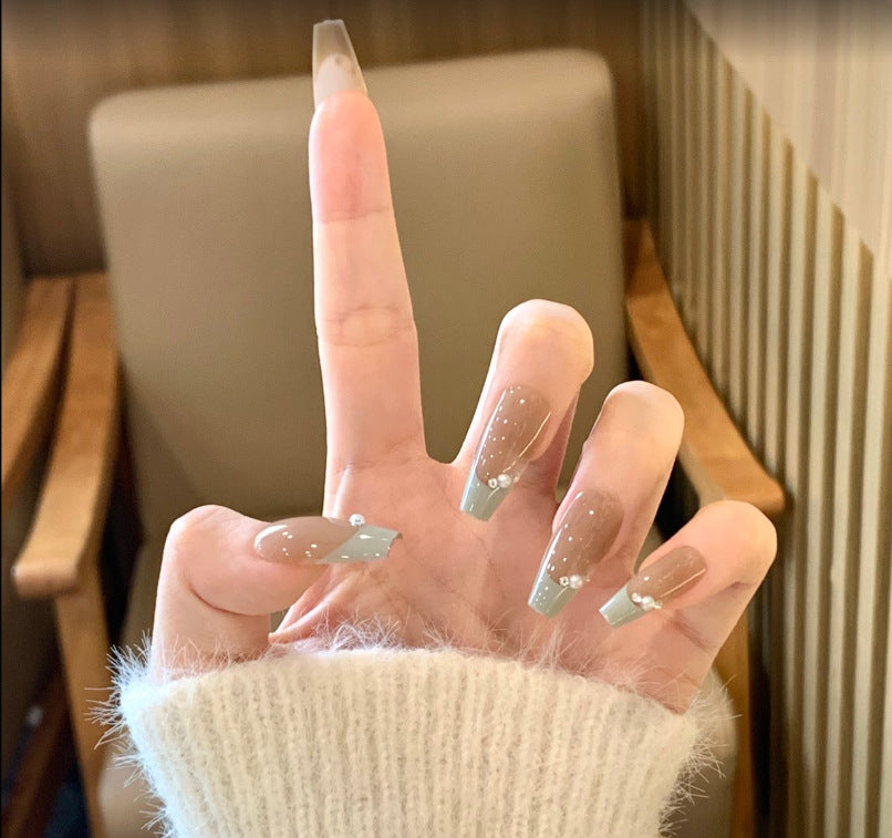 Ombre Stiletto Press-On Nagelkunst mit Schmuckakzenten Brehn