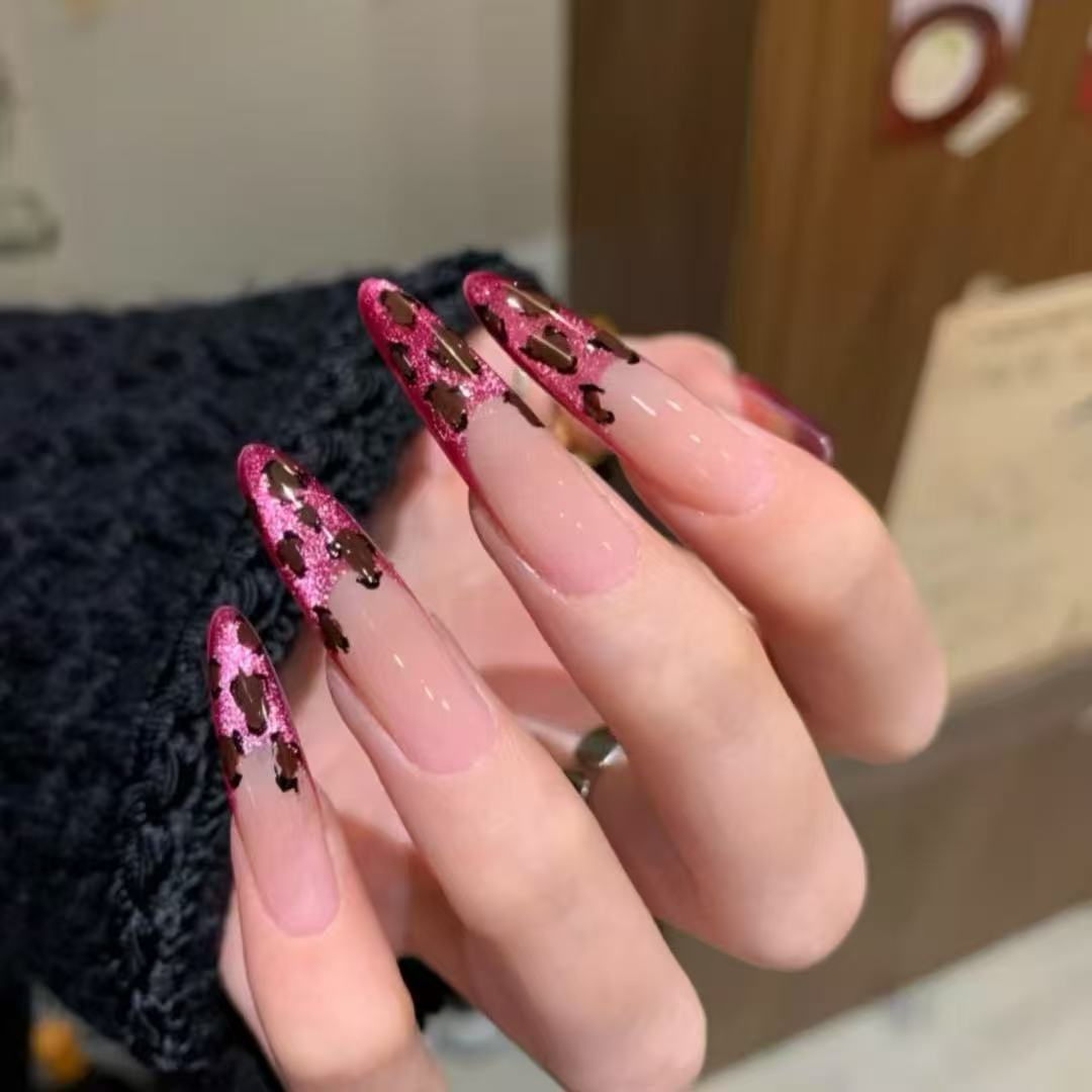 Künstlerische Lange Stiletto-Nagelverzierungen Brehn