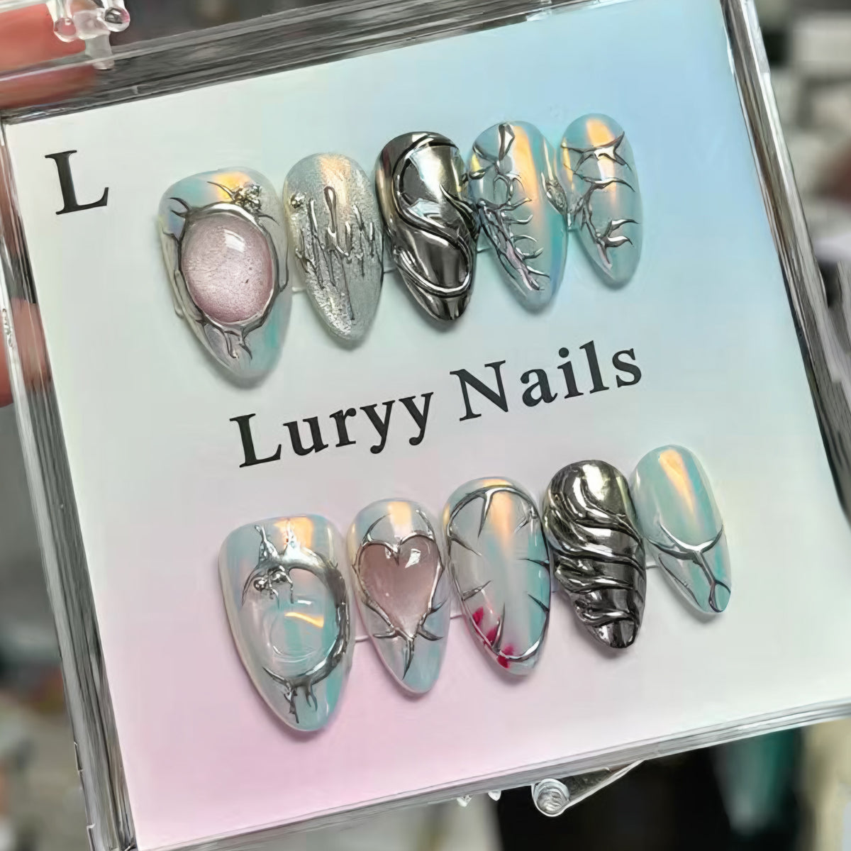 Künstlerisches Press-On Nagelkunstset mit Silber- und Kristallakzenten Brehn