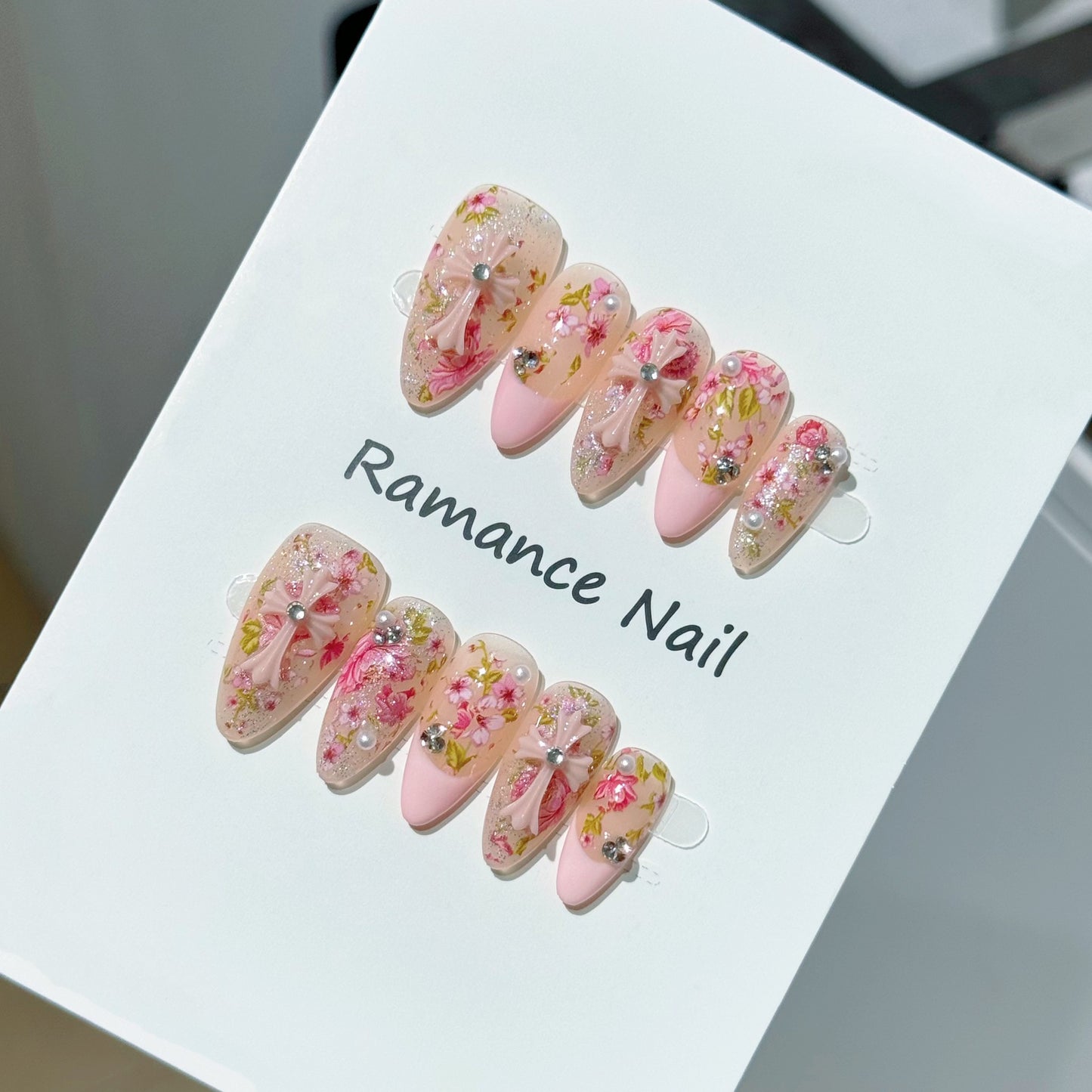 Floral Themed Press-On Nail Set Brehn