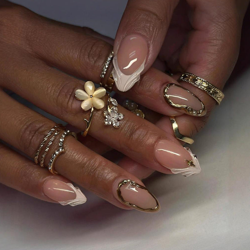 Kunstnagelset mit eleganten Blumendesigns und glamourösen Akzenten Brehn