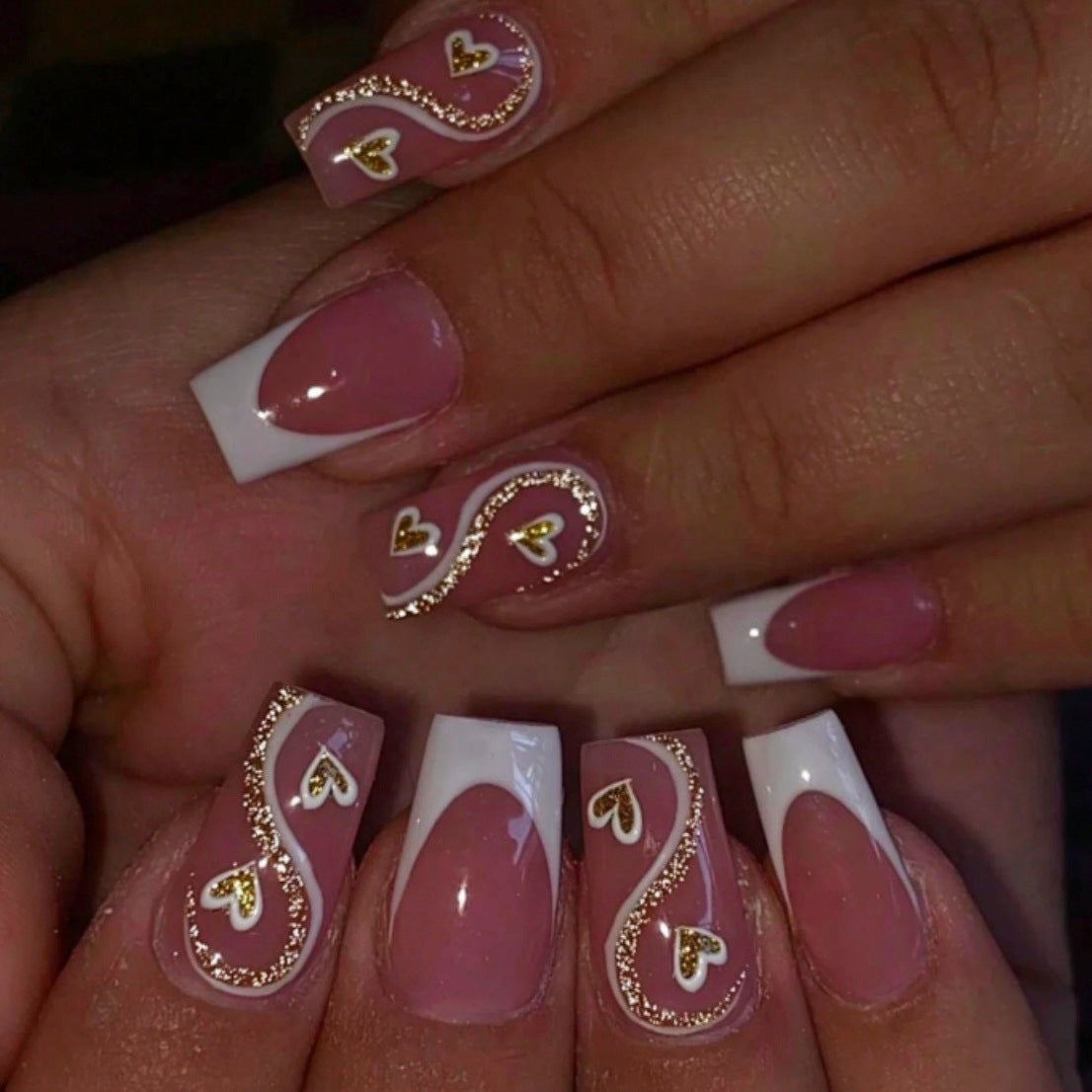 Kunstnagelset mit eleganten Herzverzierungen und Glitzerakzenten Brehn