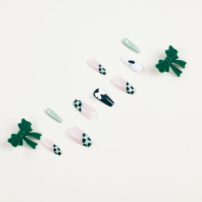 Künstliche Nagelverlängerungen mit kreativem Design und Glitzerakzenten Brehn