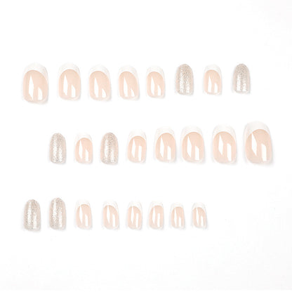 Kunstvolle Nagelverlängerungen mit elegantem French-Tip Brehn