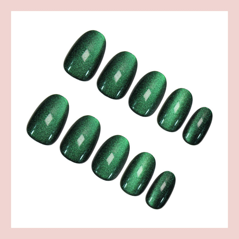 Kunstnagelset mit schimmernden grünen Effekten Brehn
