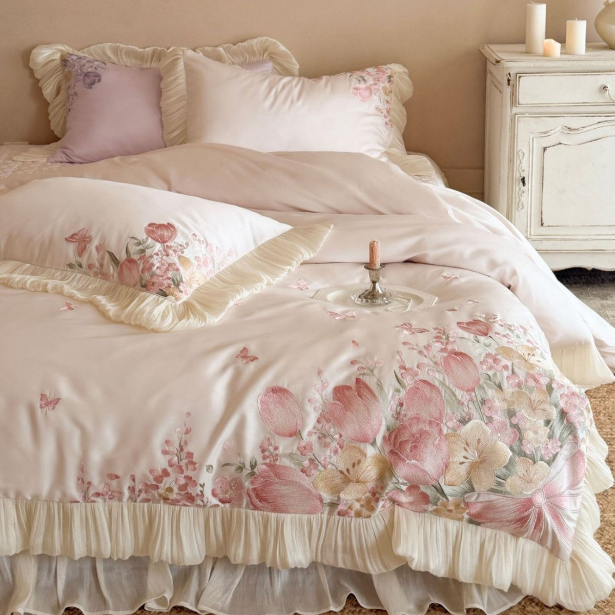 Luxuriöses besticktes Satin-Bettwäscheset mit Rüschen und floralen Details