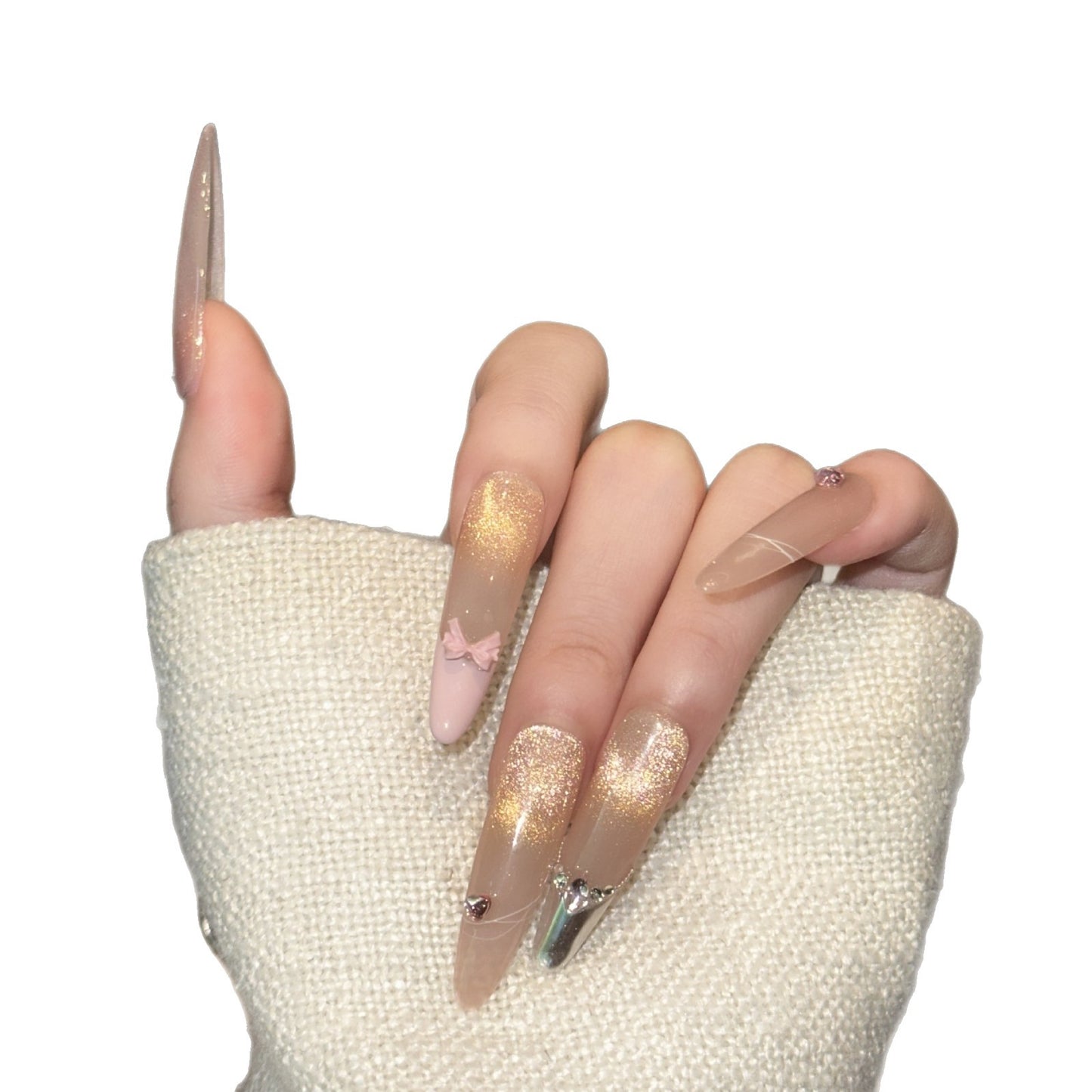 Handgefertigtes Press-On Nagelset mit dekorativen Akzenten Brehn