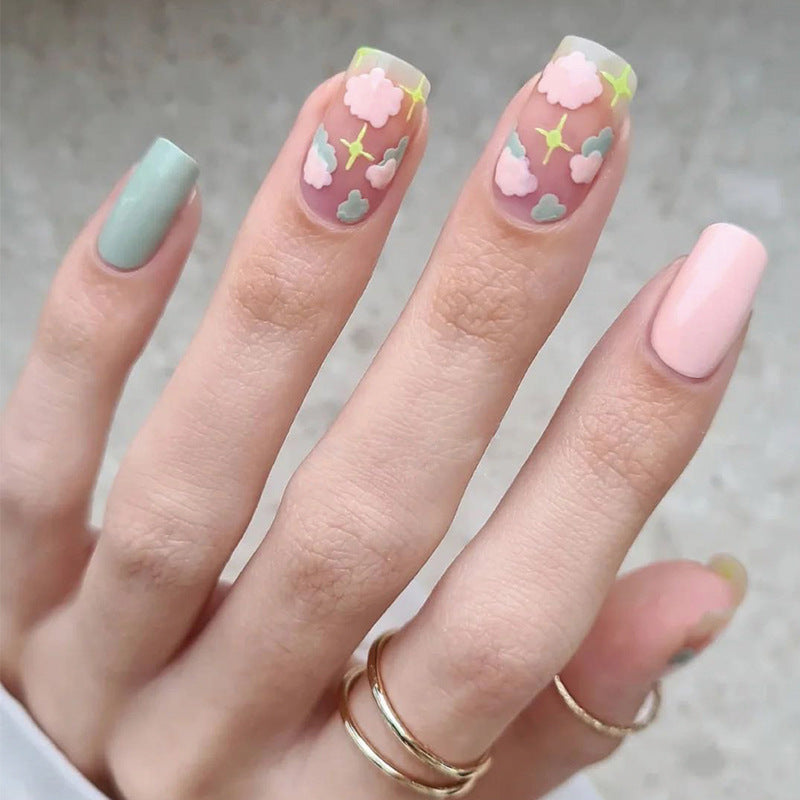 Kunstvolle Nagelverlängerungen mit elegantem Blattmuster Brehn