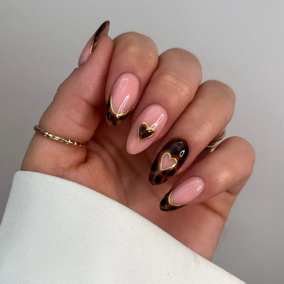 Kunstvolle Stiletto-Nägel mit elegantem Herzen-Design Brehn