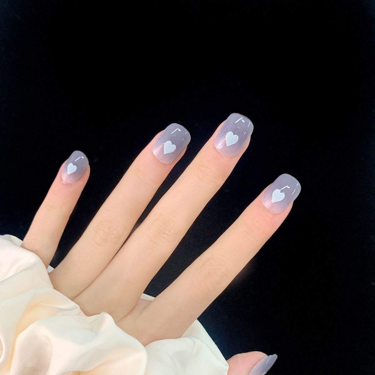 Kunstvolle Nagelkunst mit romantischen Herzmotiven Brehn