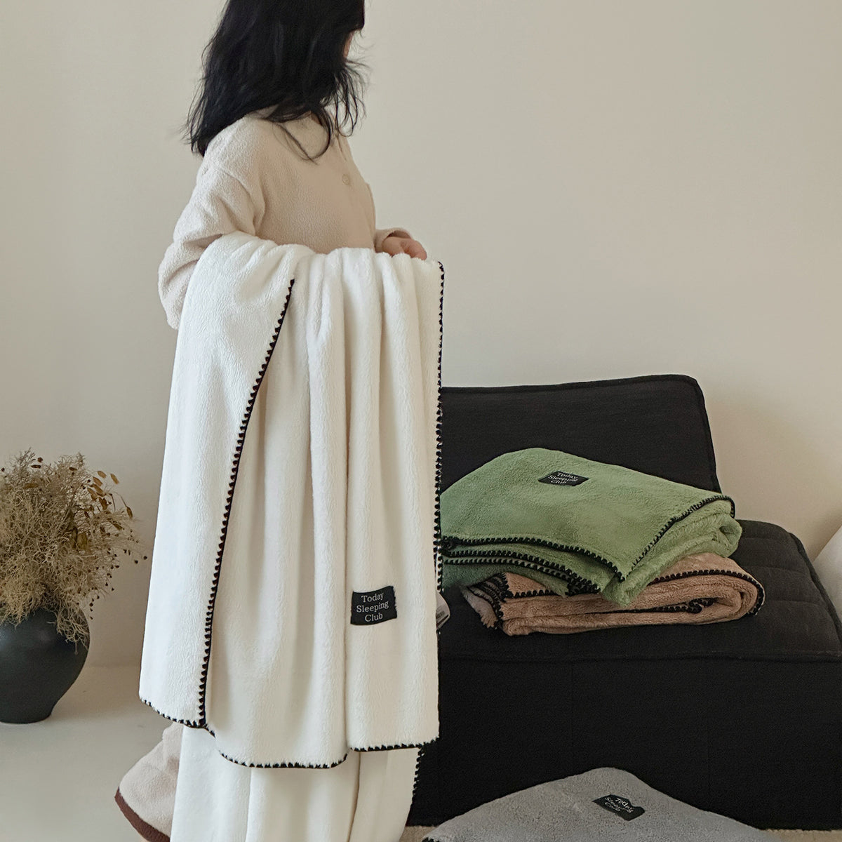Extraweiche Mikrofleece-Wohndecke mit dekorativer Ziernaht