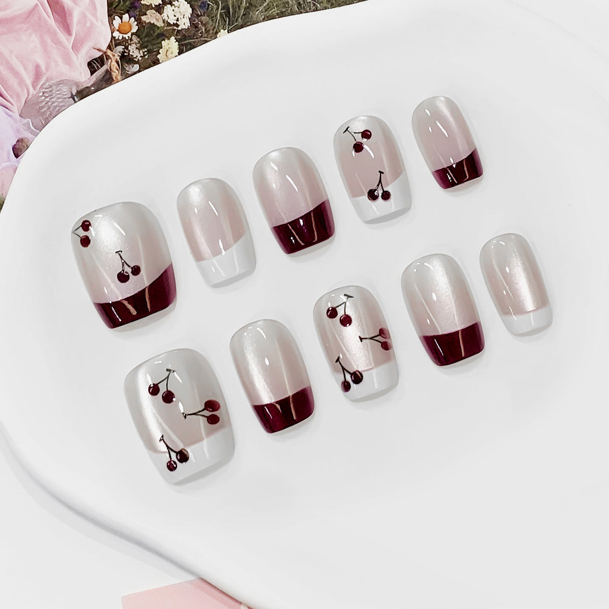 Kunstvolle Nagelspitzen mit Kirsch-Design Brehn