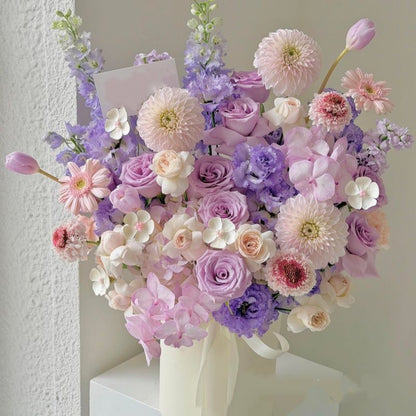 Dekorative Blumenarrangement mit stilvoller Vase