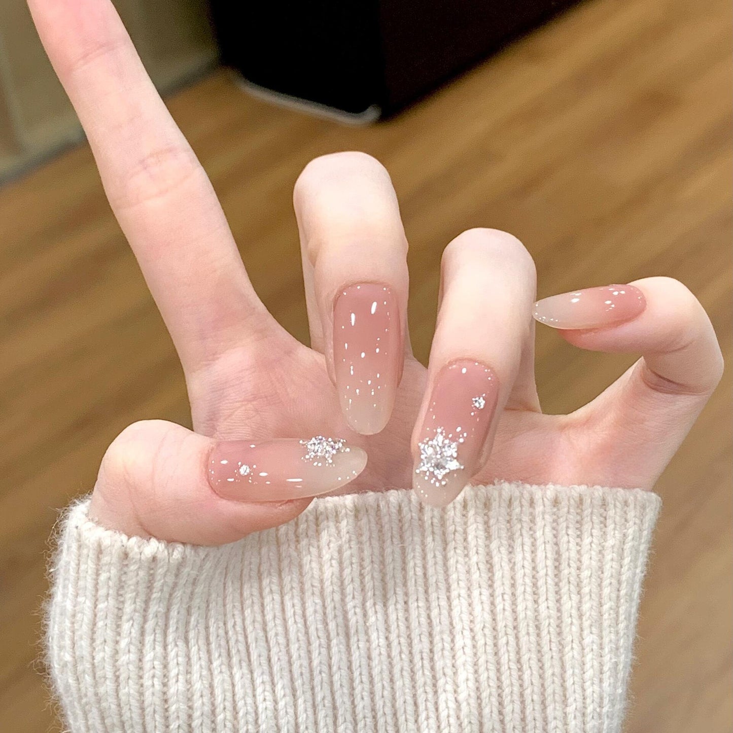 Kunstnägel mit Schimmernden Effekt und Elegantem Sternenmotiv Brehn