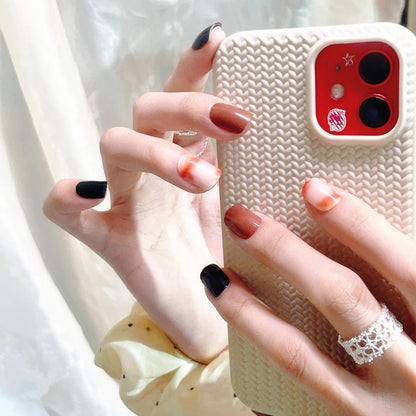 Elegantes Press-On-Nagelset mit abstrakten Designs