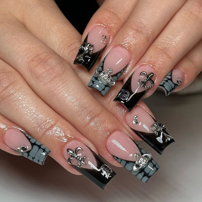 Kunstvolle Nagelverlängerungen mit dekorativem Design Brehn