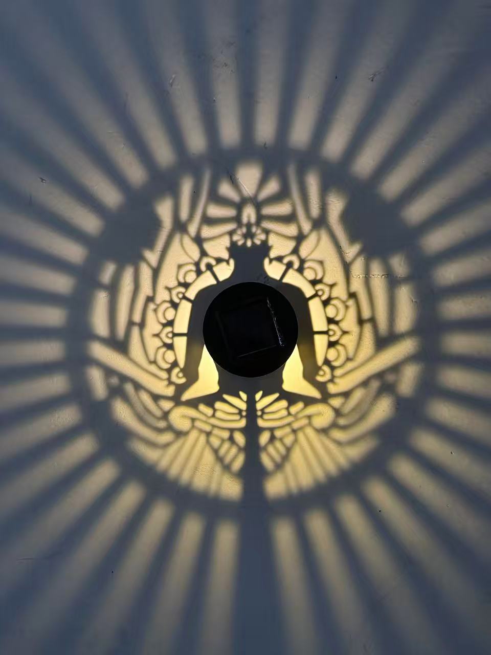 Outdoor Mandala Solar-Projektionswandlichter mit gemustertem Metallgehäuse und automatischem Dämmerungs-zu-Dawn-Sensor Brehn