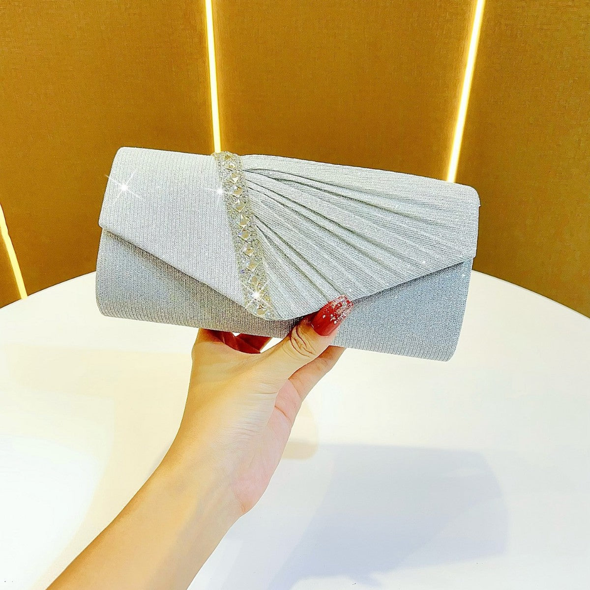 Falten-Abend-Clutch mit Kristallakzent