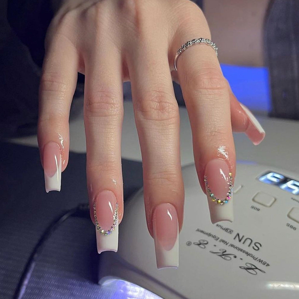 Elegante French Tip Acryl-Nagelerweiterungen mit Strassakzenten Brehn