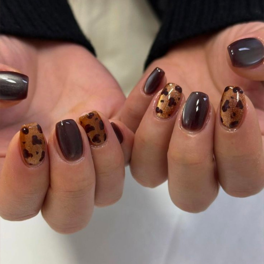 Kunstnägel mit Modischem Leopardenmuster und Glitzerakzenten Brehn
