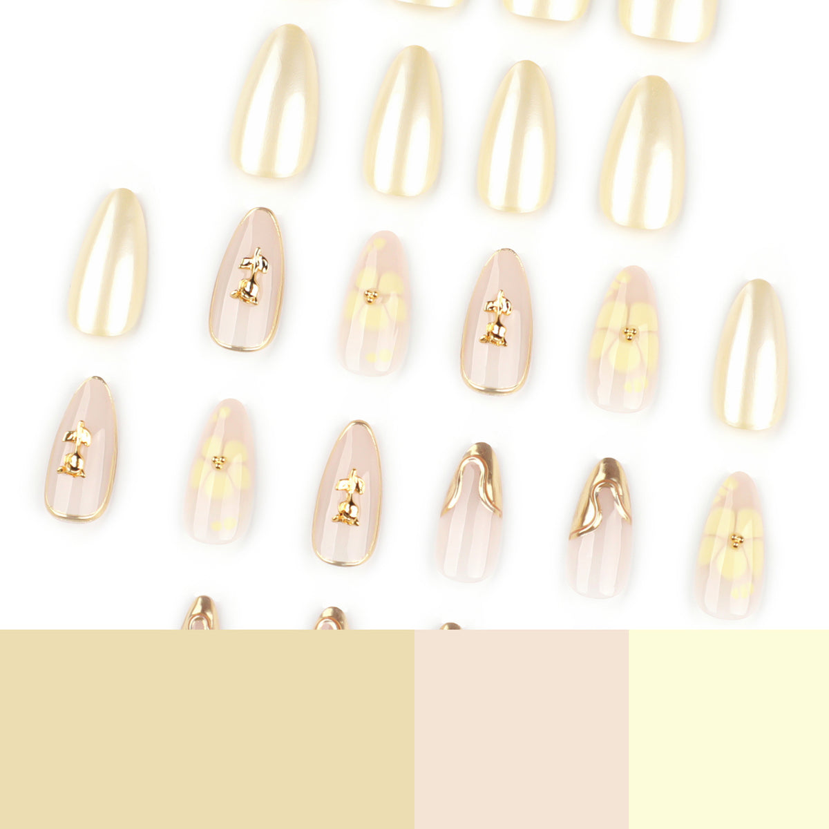 Kunstvolle Nagelkunst mit floralen Verzierungen und Glitzerakzenten Brehn
