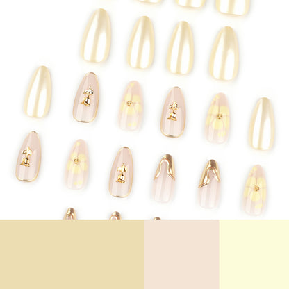Kunstvolle Nagelkunst mit floralen Verzierungen und Glitzerakzenten Brehn