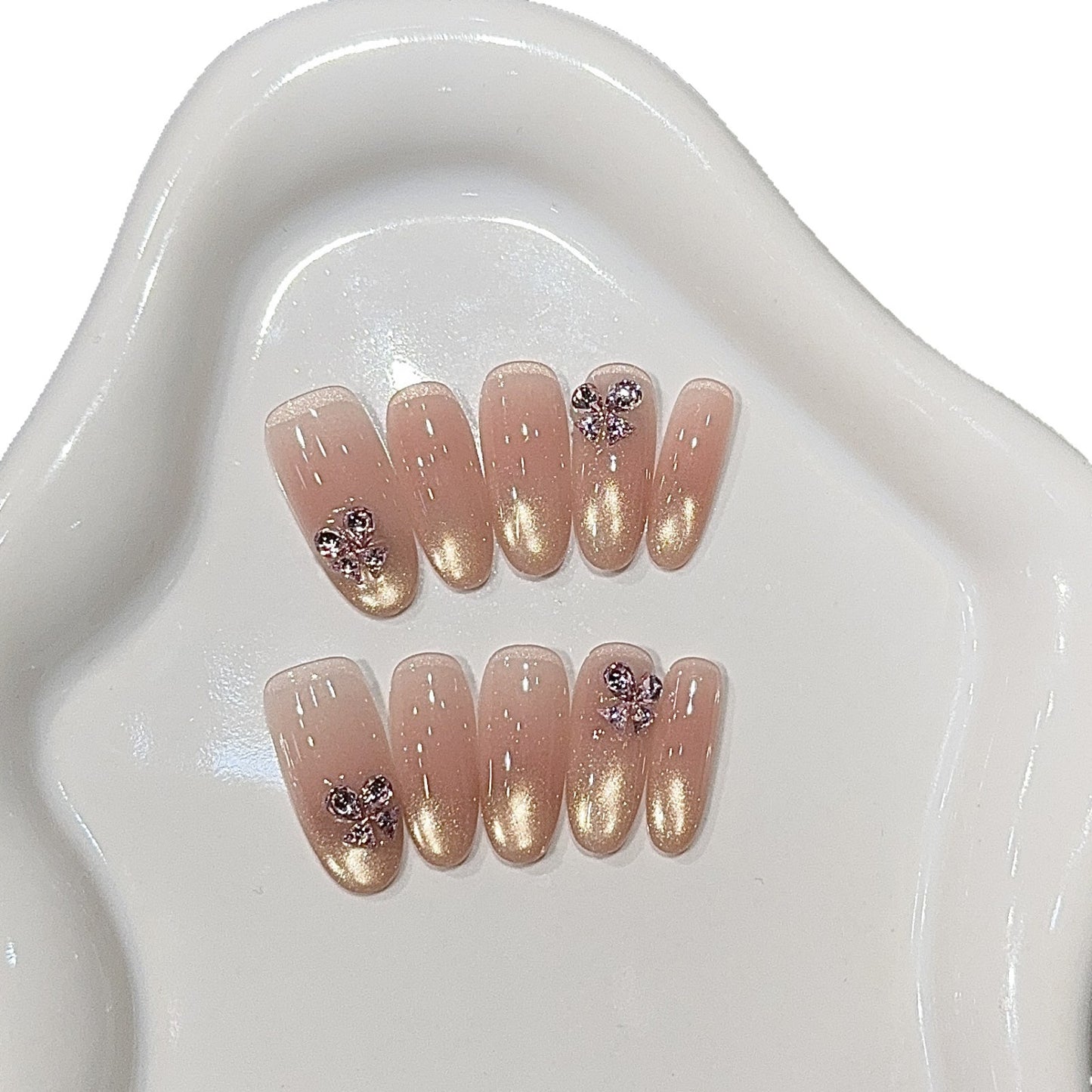 Elegante Kunstnägel mit Glitzer und Floralem Design Brehn