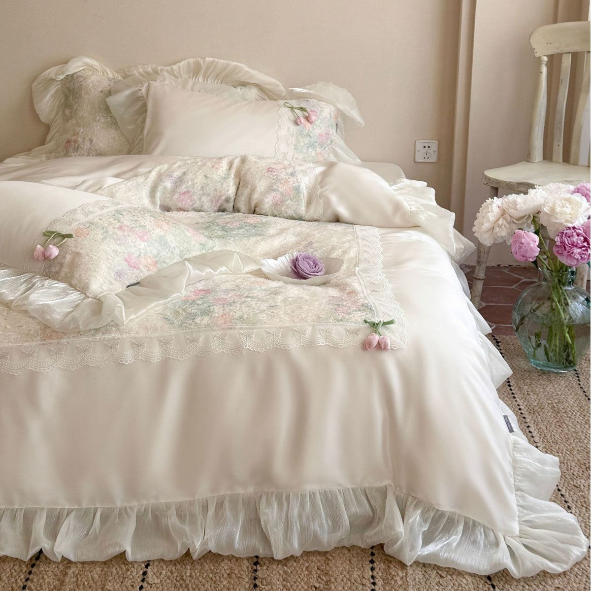 Vintage-inspirierte Satin-Bettwäsche-Garnitur mit Volant, Spitzenbordüre und floraler Aquarelloptik Brehn