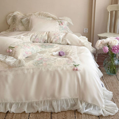 Vintage-inspirierte Satin-Bettwäsche-Garnitur mit Volant, Spitzenbordüre und floraler Aquarelloptik Brehn