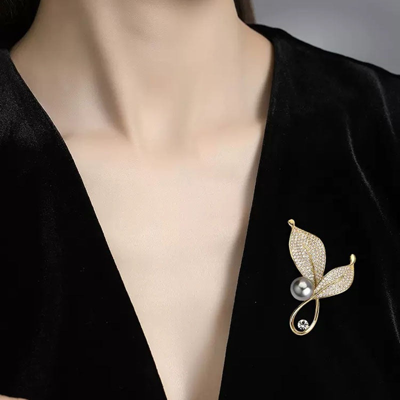 Elegante und Glamouröse Brosche mit Perlen und Kristallen Brehn