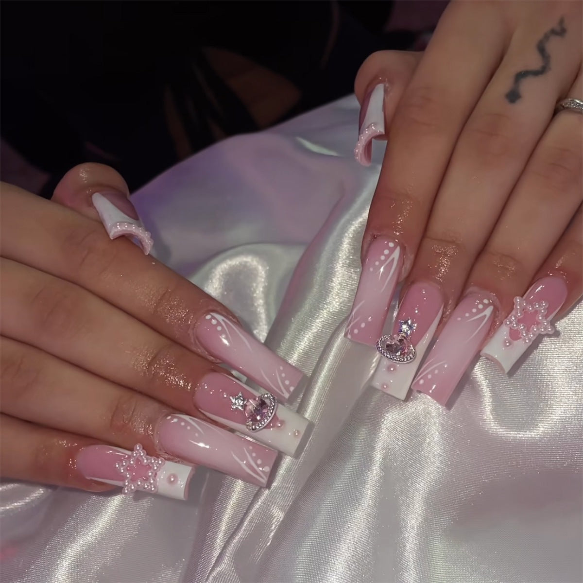 Kreatives Kunstnagelset mit zarten Perlen- und Glanzakzenten Brehn