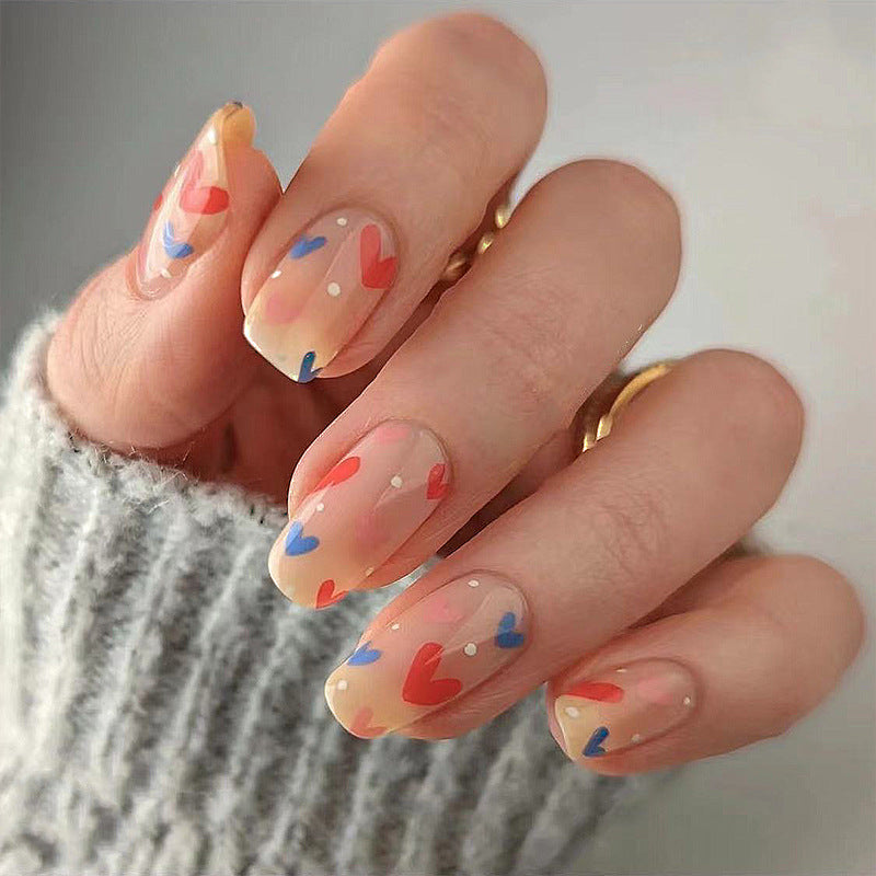 Künstliche Nagelkunst mit Herzmotiven Brehn