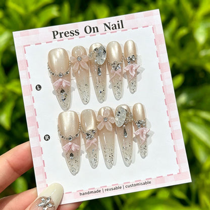 Künstlerisches Press-On Nägel Set mit tropischen und floralen Akzenten